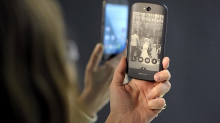 Yotaphone �������� ������������ � ����������