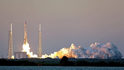 ������ Falcon 9 � ����������� ���������� Dragon ���������� � ���
