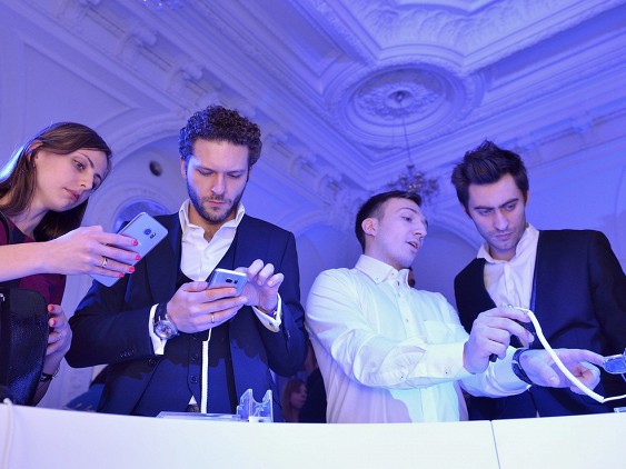 
Samsung ������� ����������� Galaxy S7 � S7 edge � ������
