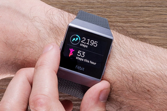 
      Fitbit ���������� ���������� Apple Watch
    